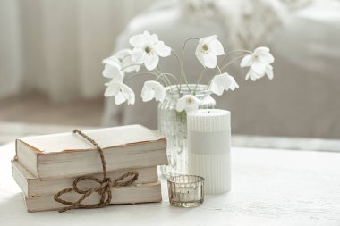 Ev yapımı bahar, vazoda çiçekler ve bulanık arka planda dekoratif elementlerle dolu..
