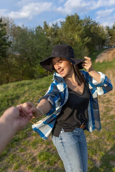 Attraktives Mädchen Bei Einem Spaziergang Frühlingswald Lässigem Stil — Stockfoto