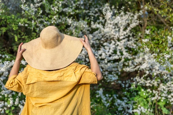 Porträt Eines Stilvollen Mädchens Mit Hut Inmitten Blühender Frühlingsbäume Wald — Stockfoto