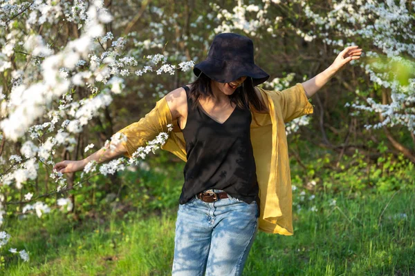 Attraktiv Flicka Hatt Bland Blommande Träd Njuter Doften Vårblommor — Stockfoto