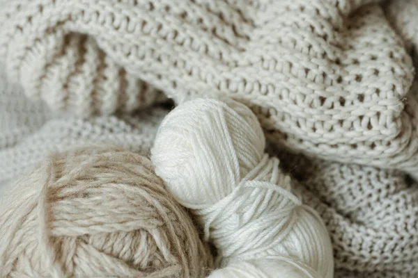Suéteres Calientes Punto Colores Pastel Madejas Hilo Cerca — Foto de Stock