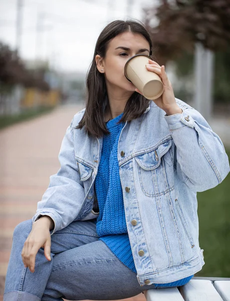 Junge Frau Trinkt Kaffee Auf Einer Bank Park Sitzen — Stockfoto