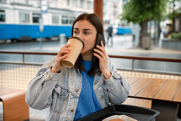 커피를 마시고 통화를 누군가를기다리고 여성의 — 스톡 사진