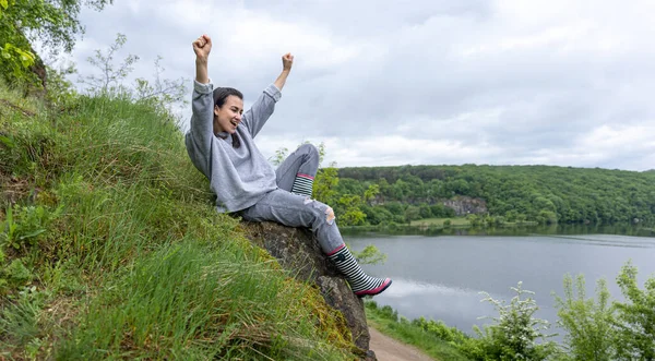 Ein Mädchen Bei Einem Spaziergang Erklomm Einen Berg Einer Bergigen — Stockfoto