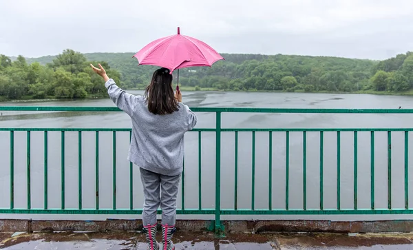 Ein Mädchen Läuft Bei Regenwetter Unter Einem Regenschirm Auf Einer — Stockfoto