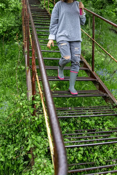 Девушка Зонтиком Гуляет Лесу Дождливую Погоду Резиновых Сапогах — стоковое фото