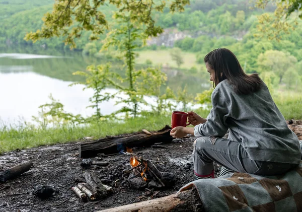 Junge Frau Ruht Sich Feuer Mit Einer Tasse Wärmenden Getränks — Stockfoto