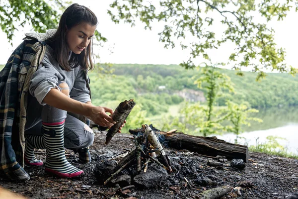 Eine Attraktive Junge Frau Macht Ein Feuer Sich Wald Warm — Stockfoto