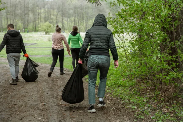 Freiwillige Mit Müllsäcken Unterwegs Die Natur Reinigen Die Umwelt — Stockfoto