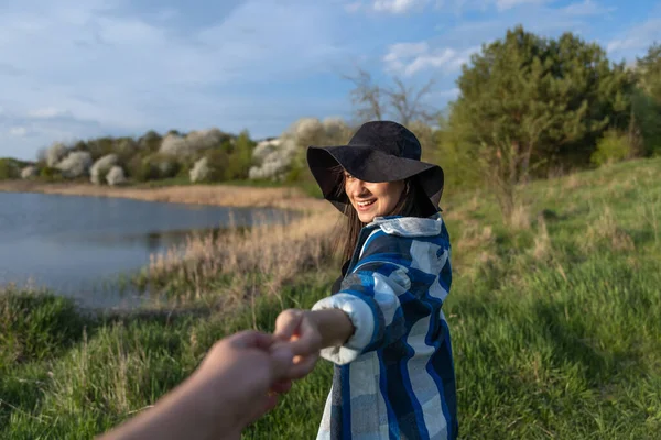 Attraktives Mädchen Mit Hut Bei Sonnenuntergang Auf Einem Spaziergang See — Stockfoto