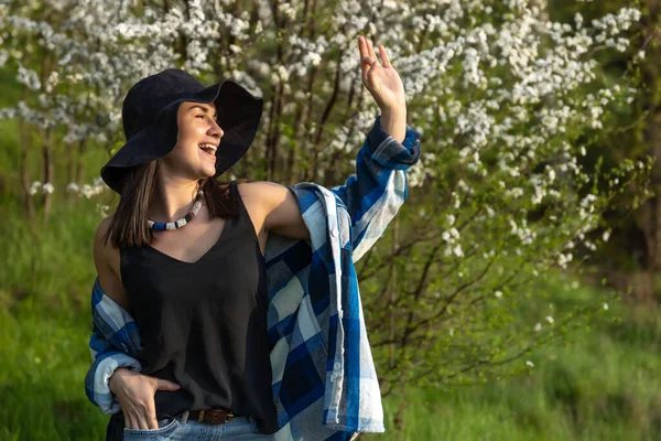 Attraktives Mädchen Mit Hut Inmitten Der Blühenden Bäume Frühling Einem — Stockfoto