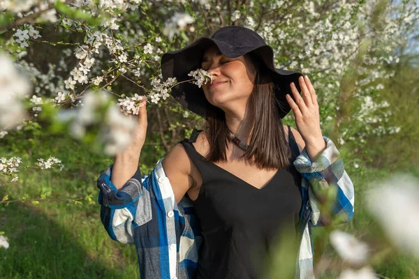 Attraktiv Glad Flicka Hatt Bland Blommande Träd Våren Avslappnad Stil — Stockfoto