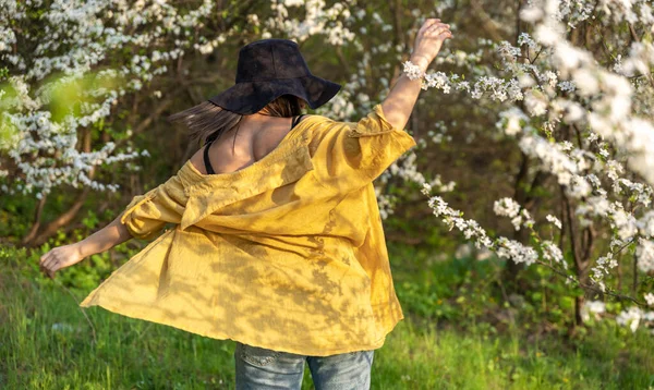 Ein Attraktives Mädchen Mit Hut Zwischen Blühenden Bäumen Genießt Den — Stockfoto