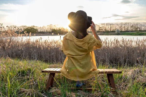 Ein Mädchen Mit Hut Und Lässigem Stil Sitzt Bei Sonnenuntergang — Stockfoto