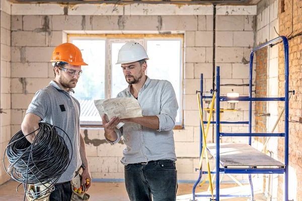 Two Builder Engineers Talking Building Site Engineer Explaining Drawing Worker — Stock Photo, Image