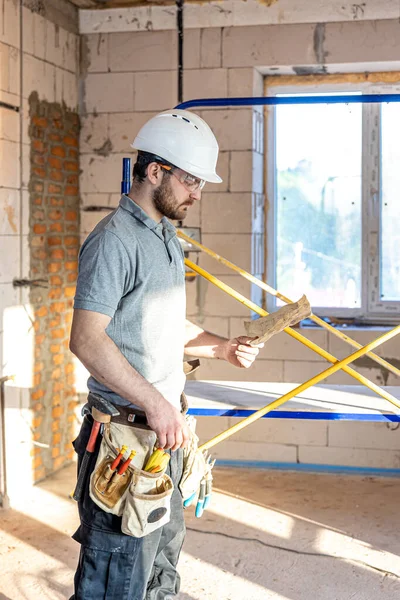 Electrician Examines Construction Drawing Work Site — Stock Photo, Image