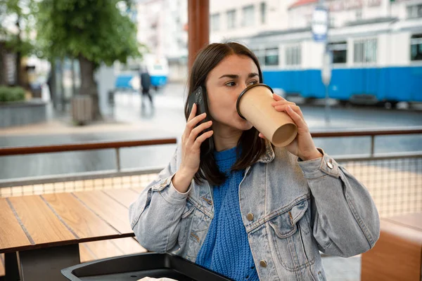 커피를 마시고 통화를 누군가를기다리고 여성의 — 스톡 사진