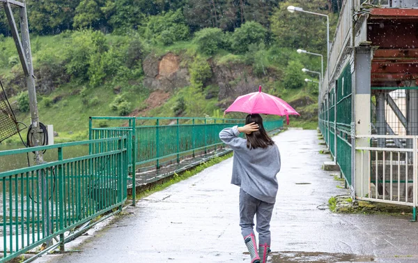 Ein Mädchen Läuft Bei Regenwetter Unter Einem Regenschirm Auf Einer — Stockfoto