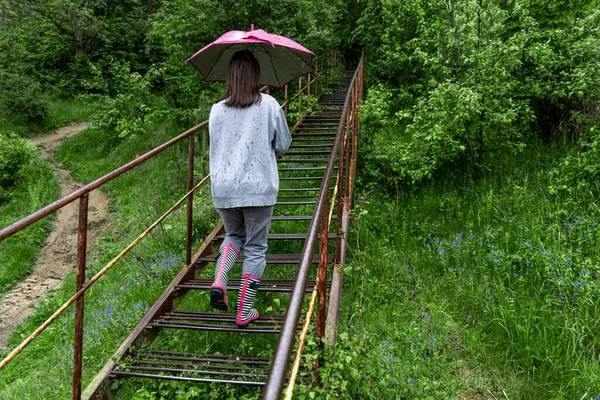 Dziewczyna Parasolem Spaceruje Lesie Deszczową Pogodę — Zdjęcie stockowe