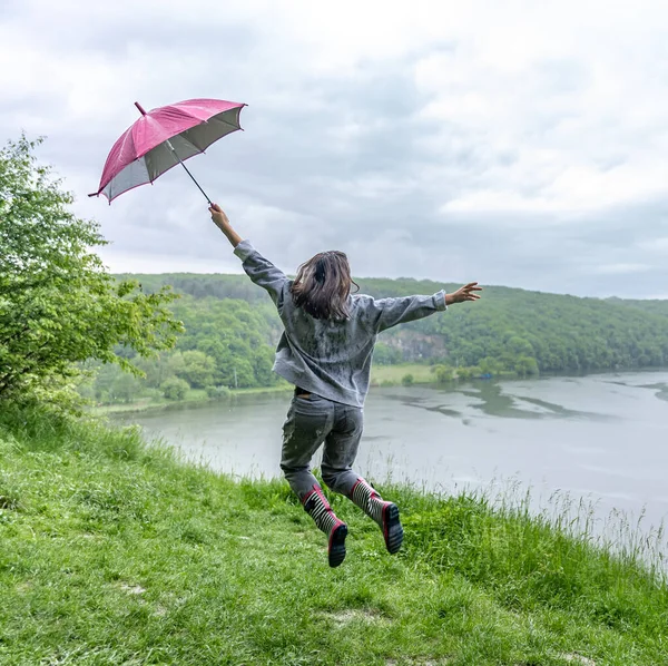 Rückansicht Eines Mädchens Unter Einem Regenschirm Das Bei Regnerischem Wetter — Stockfoto