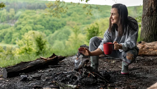 Eine Junge Frau Wärmt Sich Feuer Mit Einer Tasse Wärmenden — Stockfoto