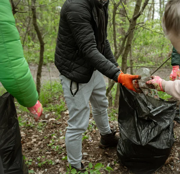 Freiwillige Mit Müllsäcken Unterwegs Die Natur Reinigen Die Umwelt — Stockfoto