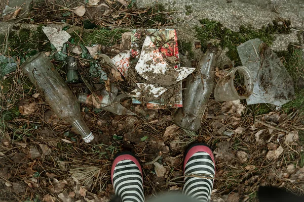 Primo Piano Vetro Plastica Altri Detriti Sotto Piedi Nella Foresta — Foto Stock