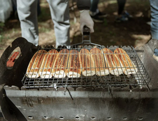 Gros Plan Petits Pains Hot Dog Frits Dans Une Grille — Photo