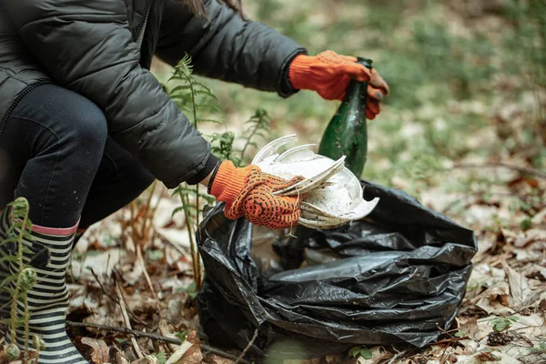 Ehrenamtliches Mädchen Mit Müllsack Räumt Müll Wald Auf — Stockfoto