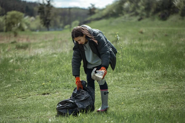 Ehrenamtliche Sammelt Müll Wald Kümmert Sich Die Umwelt — Stockfoto