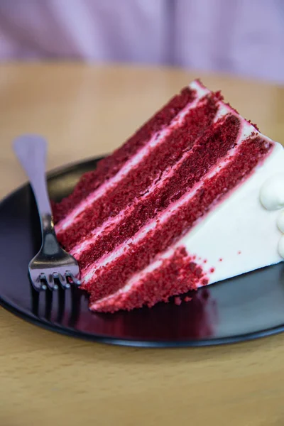 フォークで皿の上においしい赤いベルベットのケーキの作品 — ストック写真