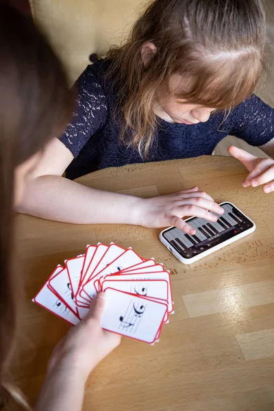 Dowiedz Się Teorii Muzyki Solfeggio Nuty Aplikacji Fortepianowej Telefonie Edukacyjnych — Zdjęcie stockowe