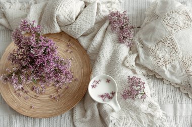 Zarif ve narin bir ev bahar çiçekleriyle dolu bir hayat ve bir bardak dolusu içki..