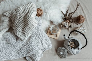 Örgü çay ve dekor detaylarıyla İskandinav tarzı çaydanlık.