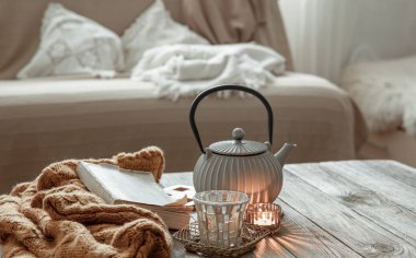 Odanın içinde çaydanlık ve dekor detaylarıyla rahat ev kompozisyonu.