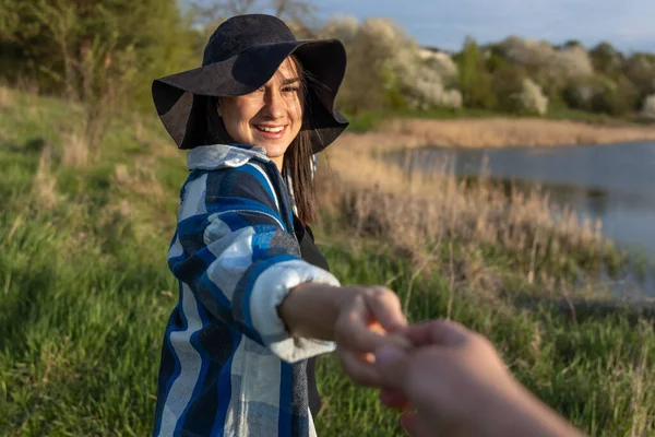 Attraktives Mädchen Mit Hut Bei Sonnenuntergang Auf Einem Spaziergang See — Stockfoto