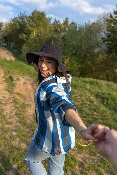 Attraktives Mädchen Bei Einem Spaziergang Frühlingswald Lässigem Stil — Stockfoto