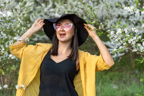 Porträt Eines Stilvollen Mädchens Inmitten Blühender Bäume Wald — Stockfoto