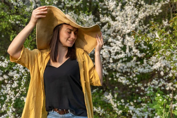 Ein Attraktives Mädchen Mit Hut Zwischen Blühenden Bäumen Genießt Den — Stockfoto