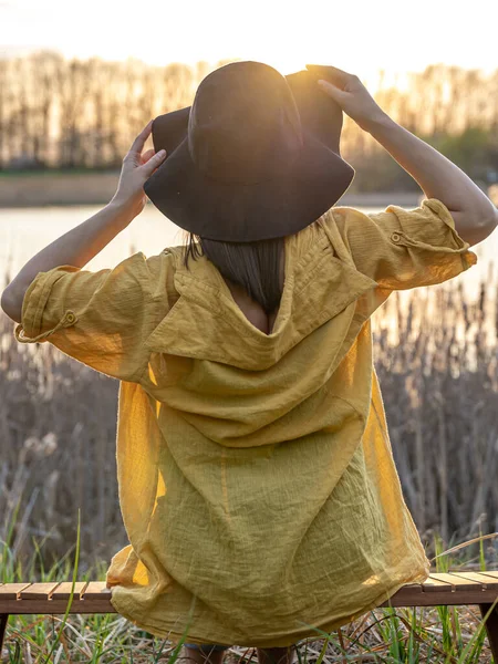 Ein Mädchen Mit Hut Und Lässigem Stil Sitzt Bei Sonnenuntergang — Stockfoto