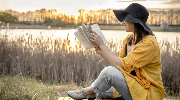 Young Woman Hat Smile Her Face Reading Book Sitting River — Stock Photo, Image