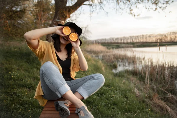 Vrolijk Meisje Grimmig Met Een Frisse Sinaasappel Rustend Natuur Nabij — Stockfoto