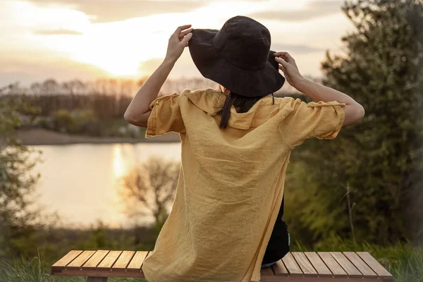 Rückenansicht Eines Mädchens Mit Hut Das Den Sonnenuntergang Auf Einer — Stockfoto