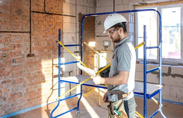 Electrician Examines Construction Drawing Work Site — Stock Photo, Image