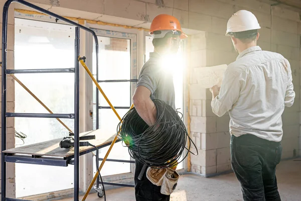 Two Builder Engineers Talking Building Site Engineer Explaining Drawing Worker — Stock Photo, Image