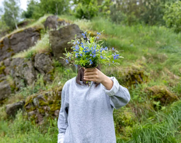 Das Mädchen Versteckt Ihr Gesicht Hinter Einem Strauß Frischer Blumen — Stockfoto