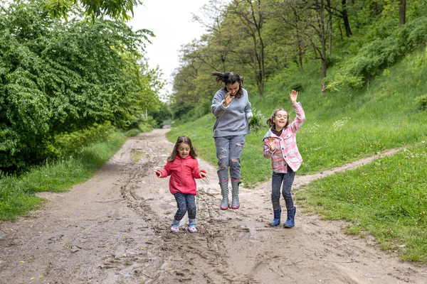 Mamá Hijas Están Caminando Bosque Después Lluvia Botas Goma Primavera — Foto de Stock