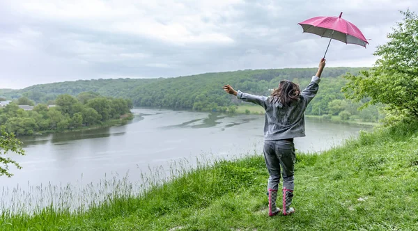Rückansicht Eines Mädchens Unter Einem Regenschirm Das Bei Regnerischem Wetter — Stockfoto