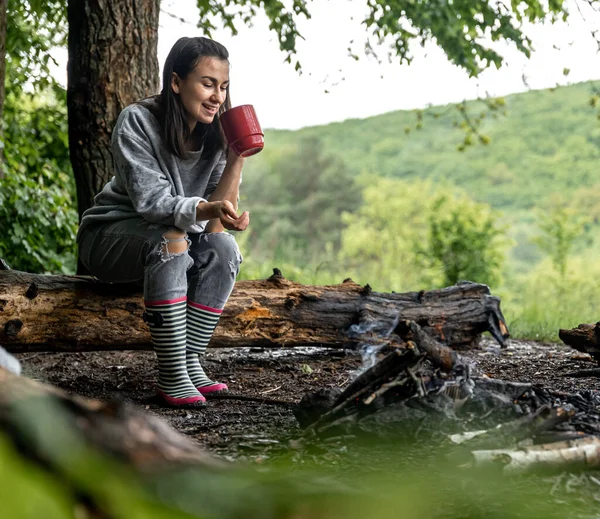 Eine Junge Frau Wärmt Sich Feuer Mit Einer Tasse Wärmenden — Stockfoto