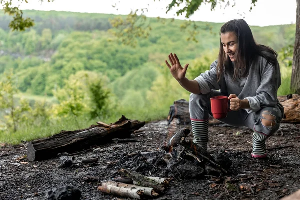 Eine Junge Frau Wärmt Sich Feuer Mit Einer Tasse Wärmenden — Stockfoto